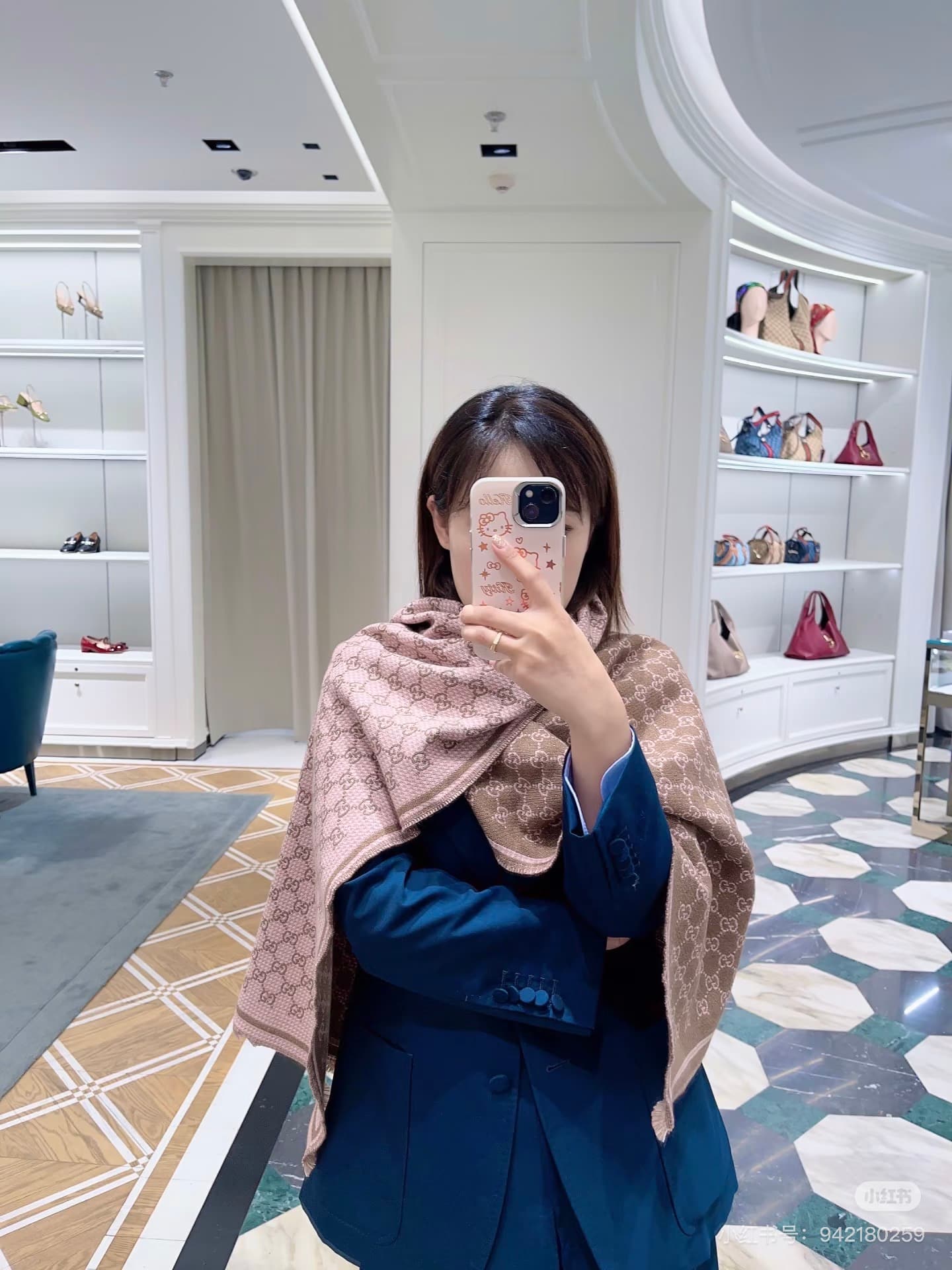 Gucci Gucci This is a classic GG wool scarf from the collection.