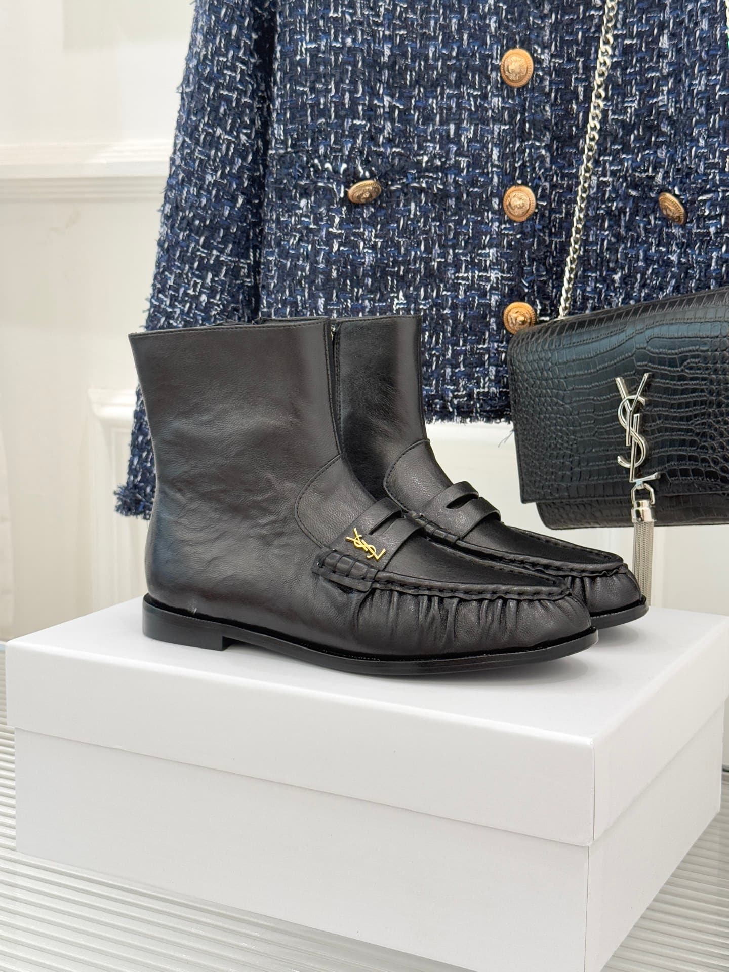 Saint Laurent Saint Laurent (Comes with the original aircraft-shaped box) Saint Laurent 25WF