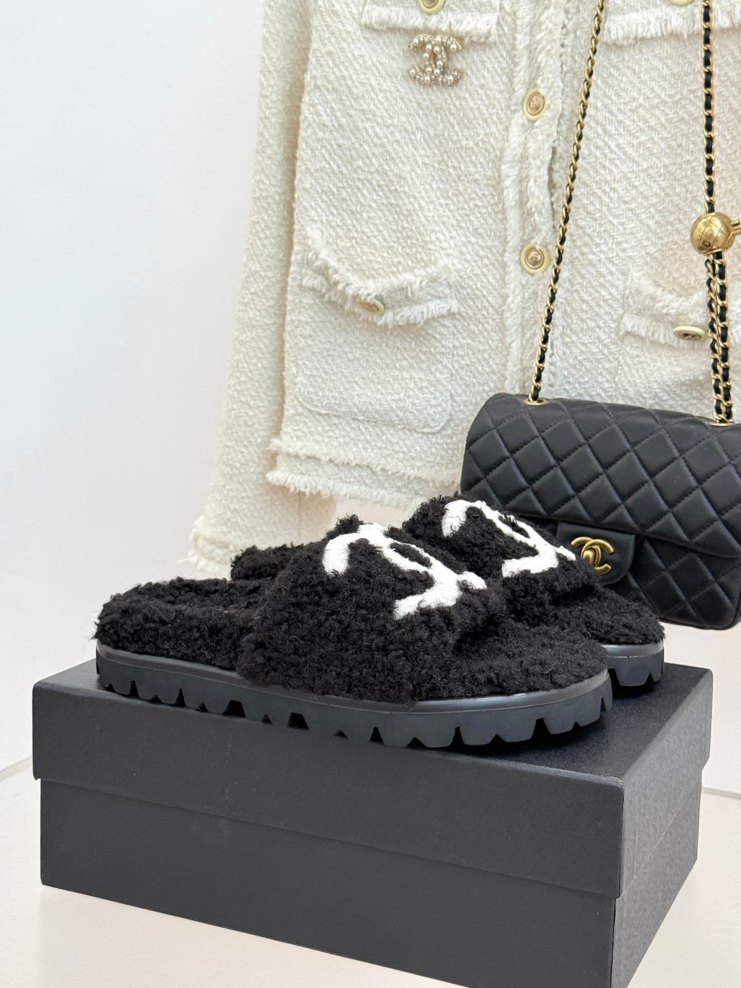 Chanel Chanel CHANE Classic Double C Fur Slippers—The Double C is the essence of the classic design, and the thick sole subtly elongates the legs.