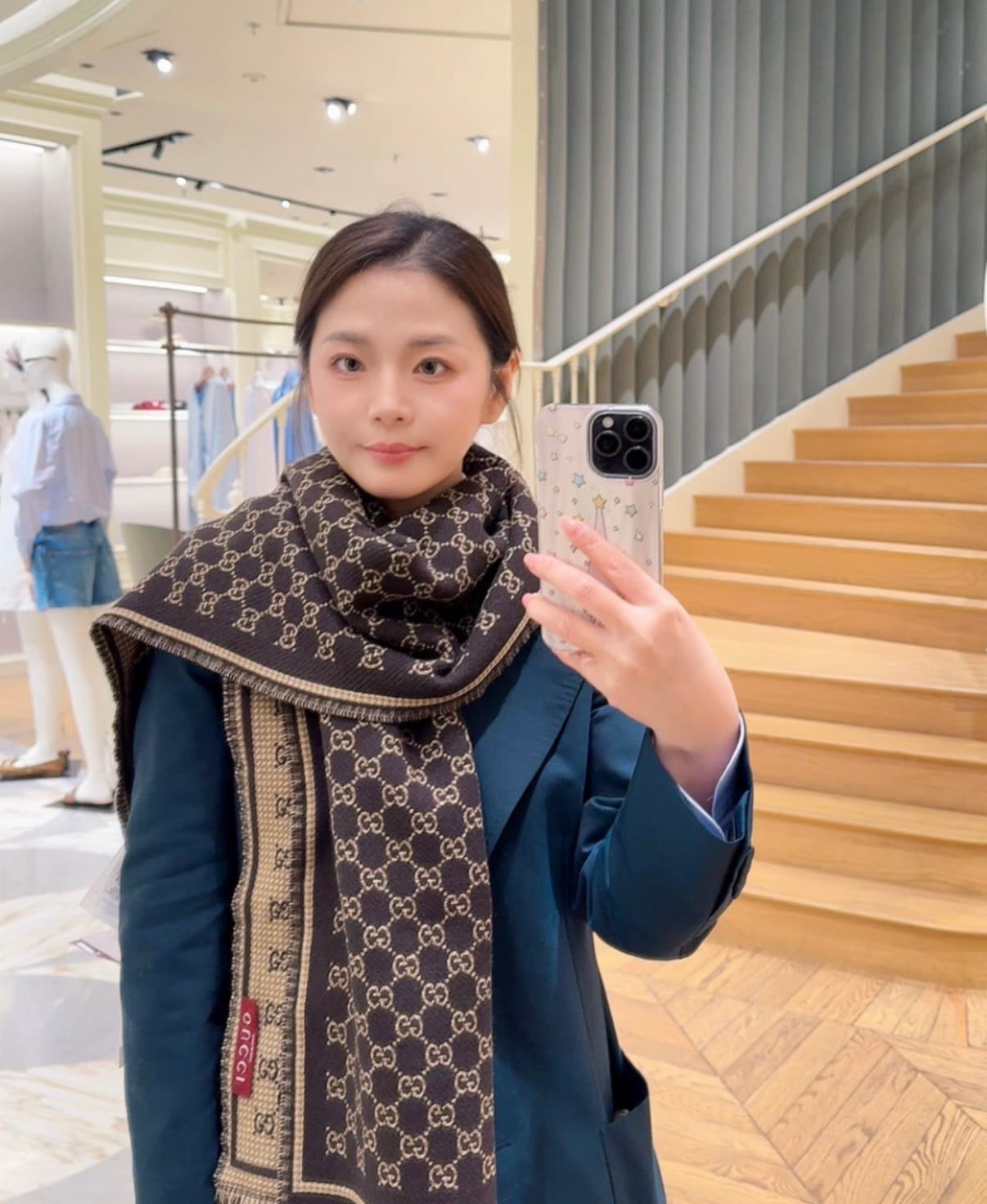 Gucci Gucci This is a classic GG wool scarf from the collection.