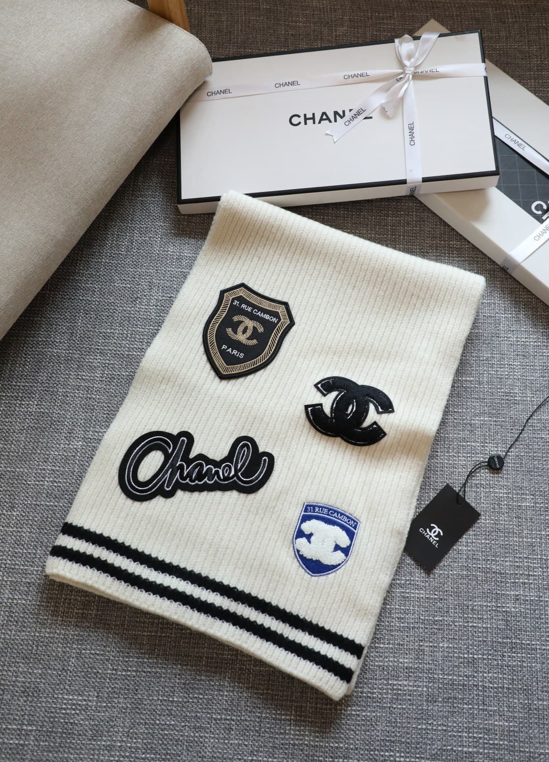 Unassigned Patterned knit scarf with small badge motifs; exquisite assortment of badges; ribbed hem with striped trim; knitted cashmere fabric