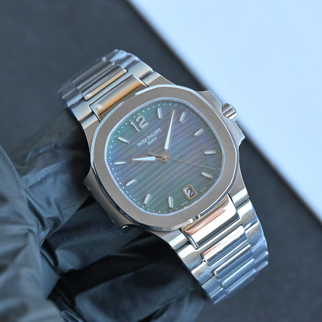 Patek Philippe Patek Philippe PP Patek Philippe Women's Nautilus 7018 1A-010 Custom Gradient Blue Mother-of-Pearl