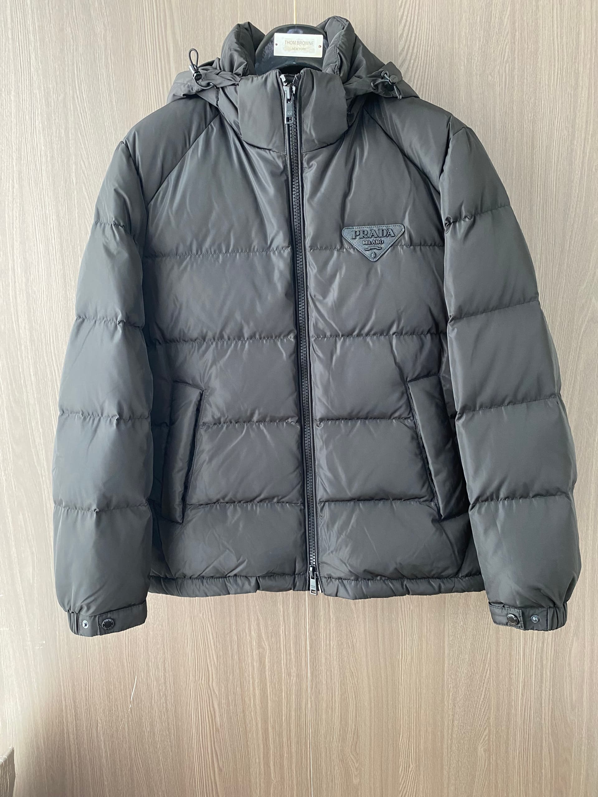 Prada Prada Down Jackets—Original Version 1:1 Custom-Made with Fully Imported Hardware; Original Custom Design. Welcome to our flagship store.
