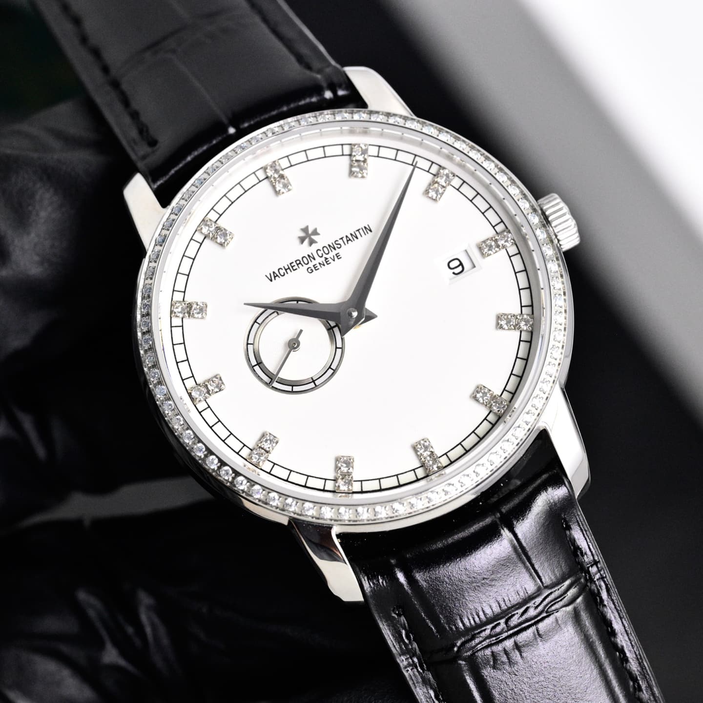Vacheron Constantin Vacheron Constantin The Vacheron Constantin Traditionnelle 87172, with its 38mm case diameter, is even more refined and elegant, making it
