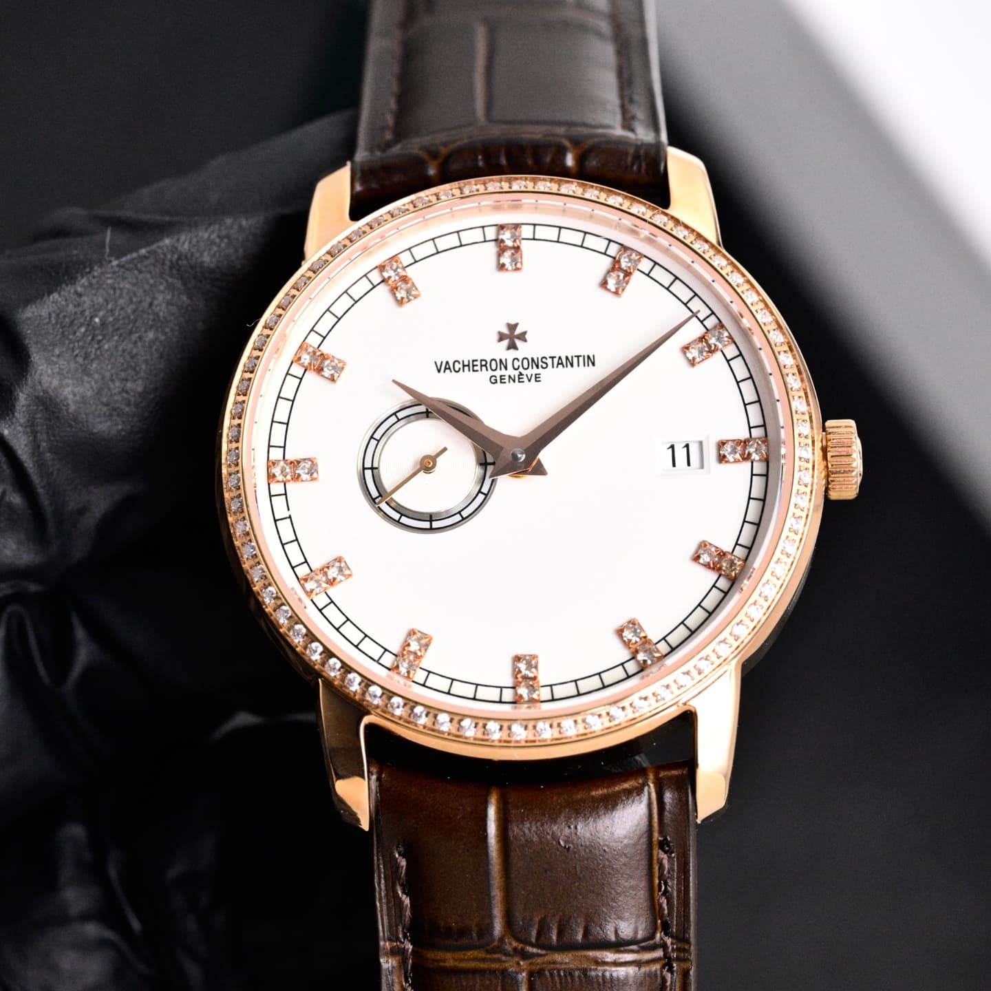 Vacheron Constantin Vacheron Constantin The Vacheron Constantin Traditionnelle Collection 87172, with its 38mm case diameter, is even more refined and elegant