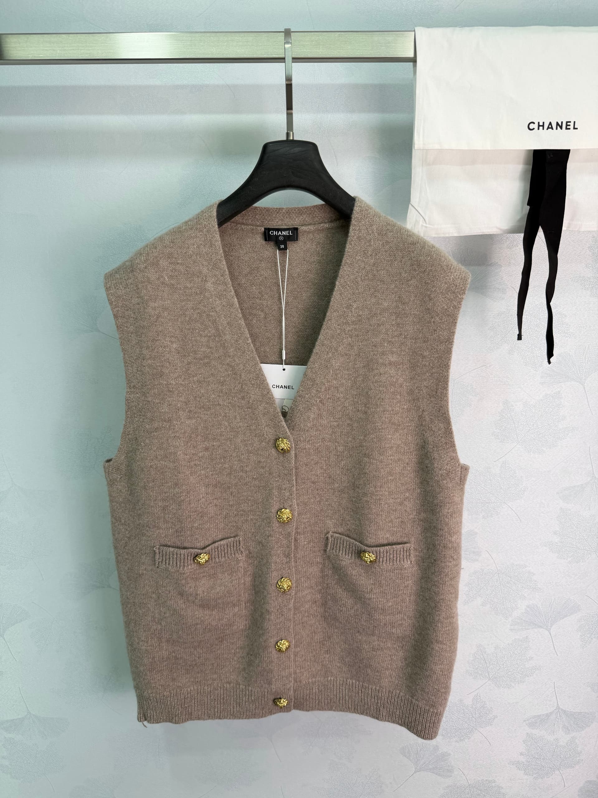 Unassigned 🆕Ch 26 V-Neck Knit Vest🤎Classic V-neck sleeveless vest style