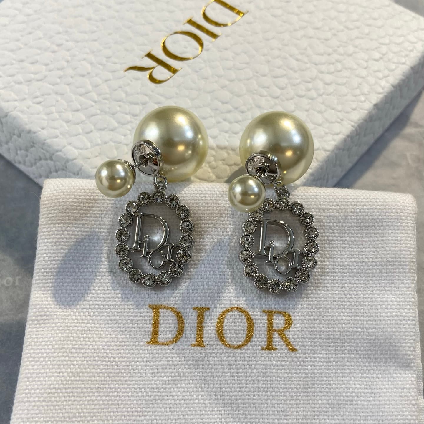 Unassigned Image Search Code: DE1115 A1055 Di@ Oval Earrings