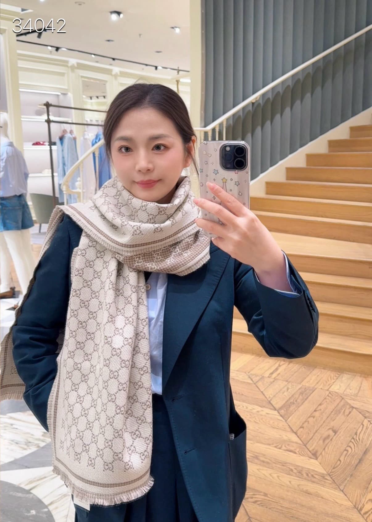 Gucci Gucci This is a classic GG wool scarf that has been released.