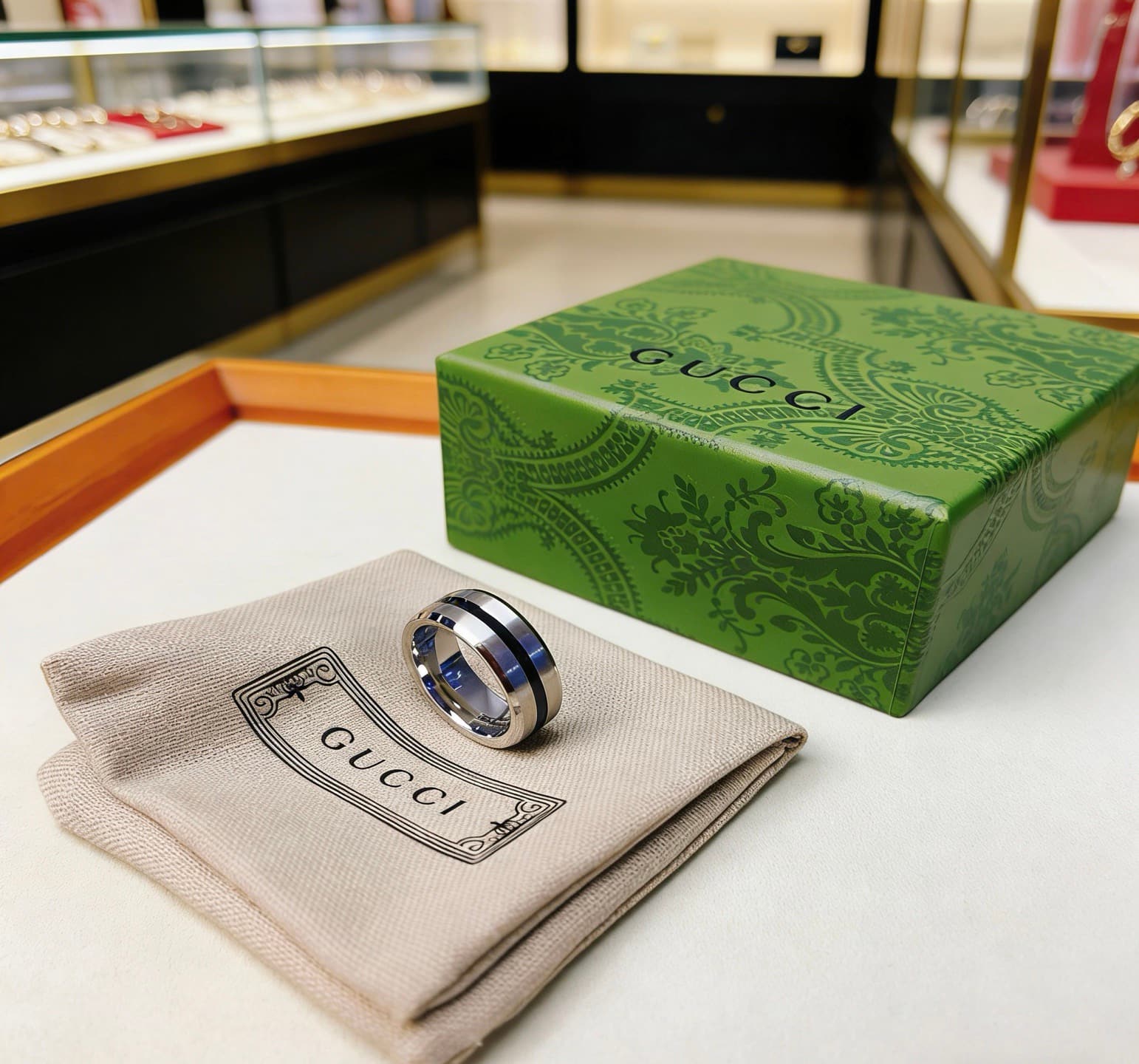 Gucci Gucci . The ring is the most stylish and high-end—the same style worn by celebrities, Ang
