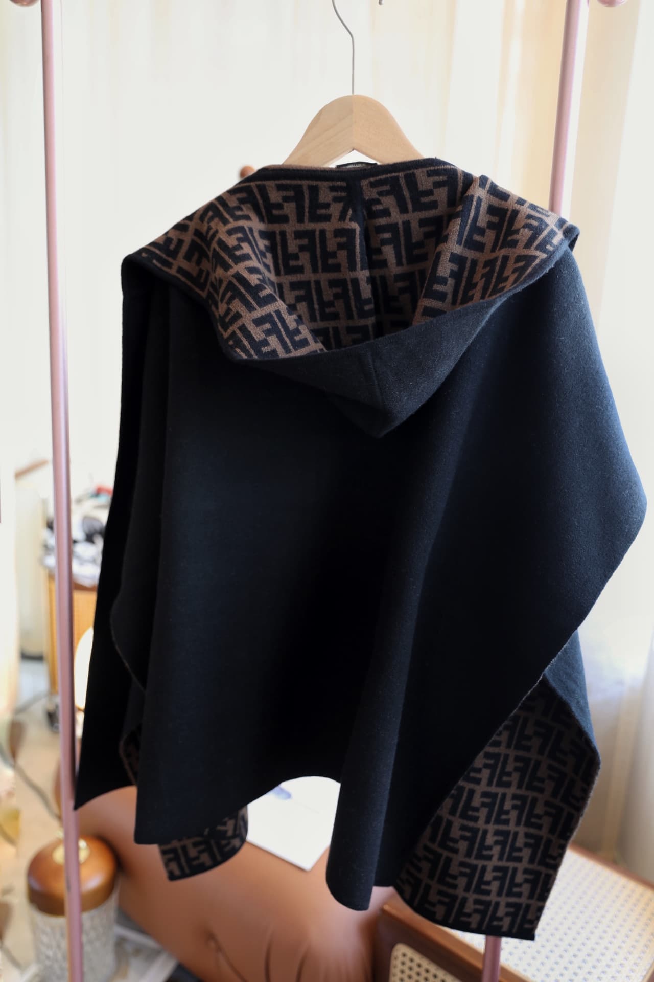 Unassigned Lot 115FENDl Double-Sided Wool-Cashmere Blend Knitted Cape—Soft, Comfortable, and Fine to the Touch