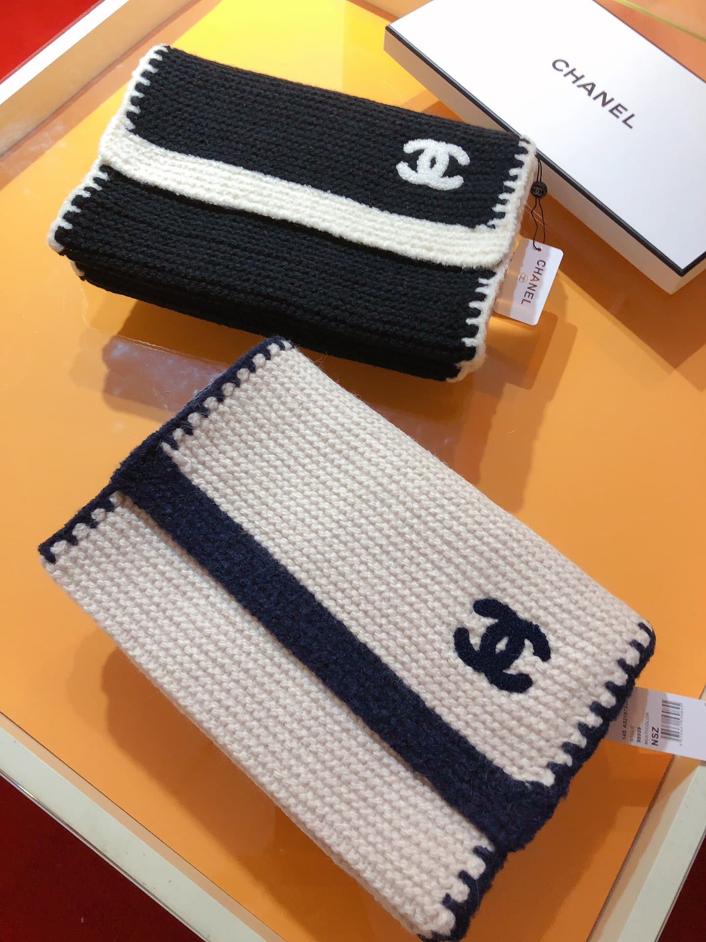 Chanel Chanel Item ❄ RCC2240❄ ▪ Knitted Shawl—Stylish and Trendy Color Combination