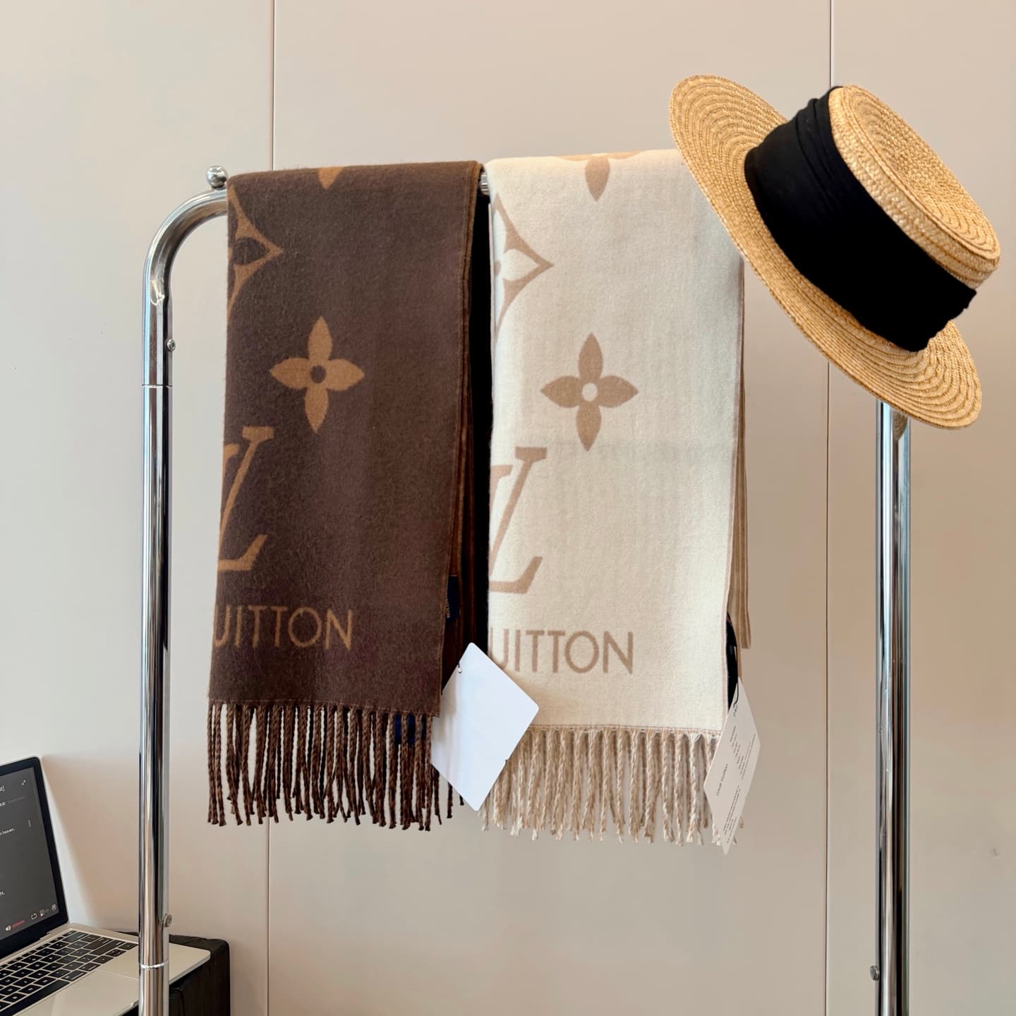Unassigned B (High-Quality Wool Content) 2026 Fall/Winter Collection Scarves and Shawls—No Matter How You Look at Them