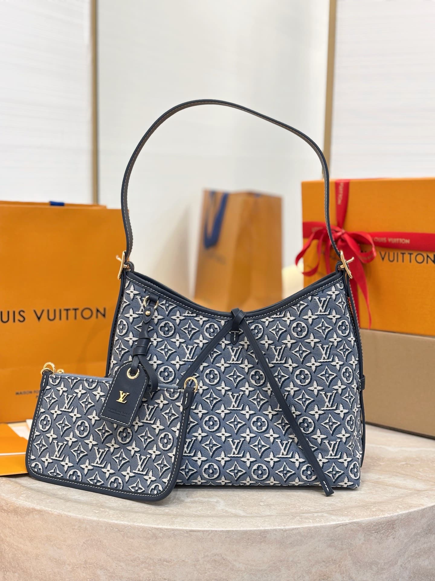 Louis Vuitton Louis Vuitton Model: M2A184 Dimensions: 29 x 24 x 12 cm This C