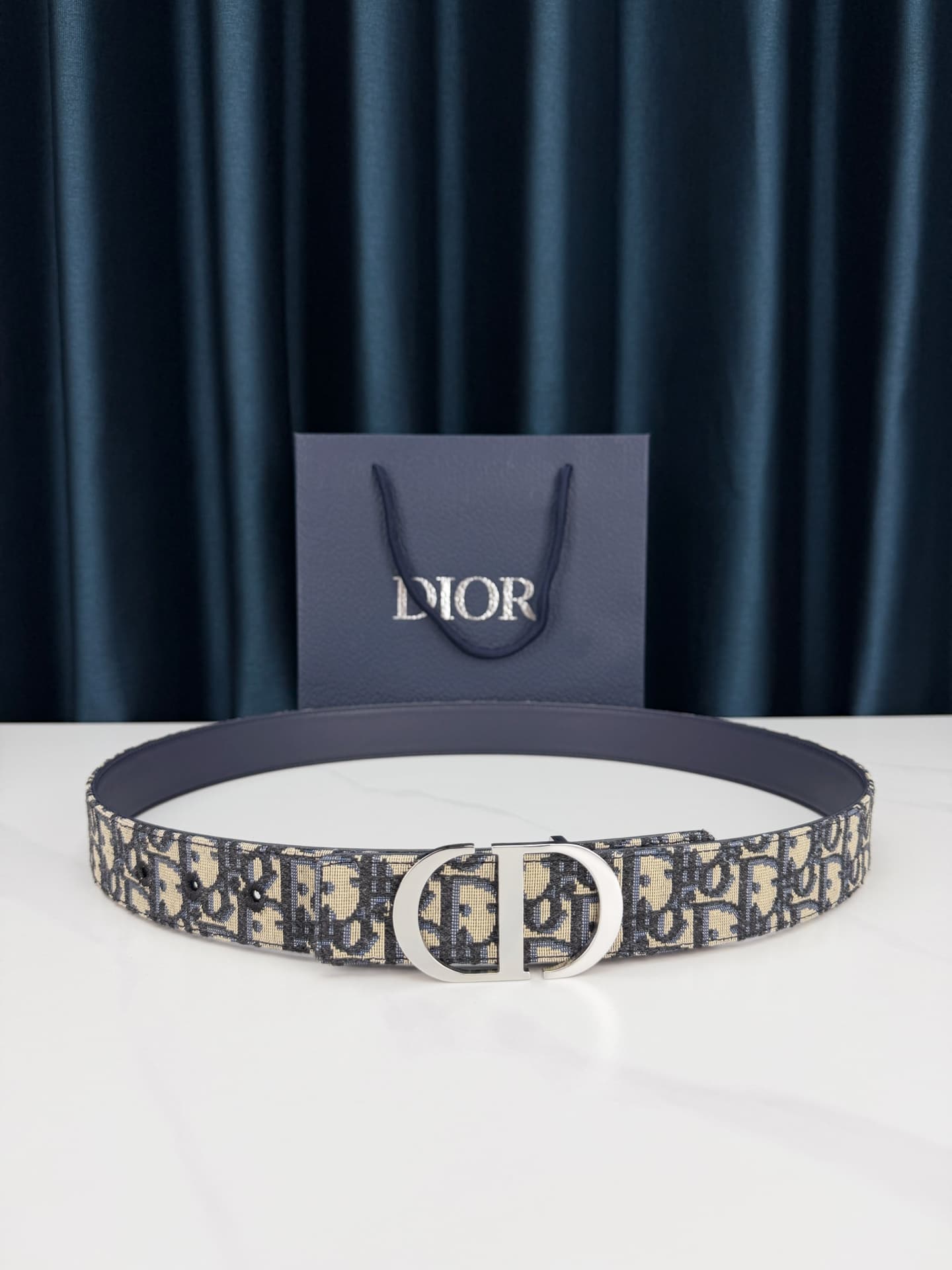 Unassigned This 35-millimeter reversible belt combines elegance with a reversible design
