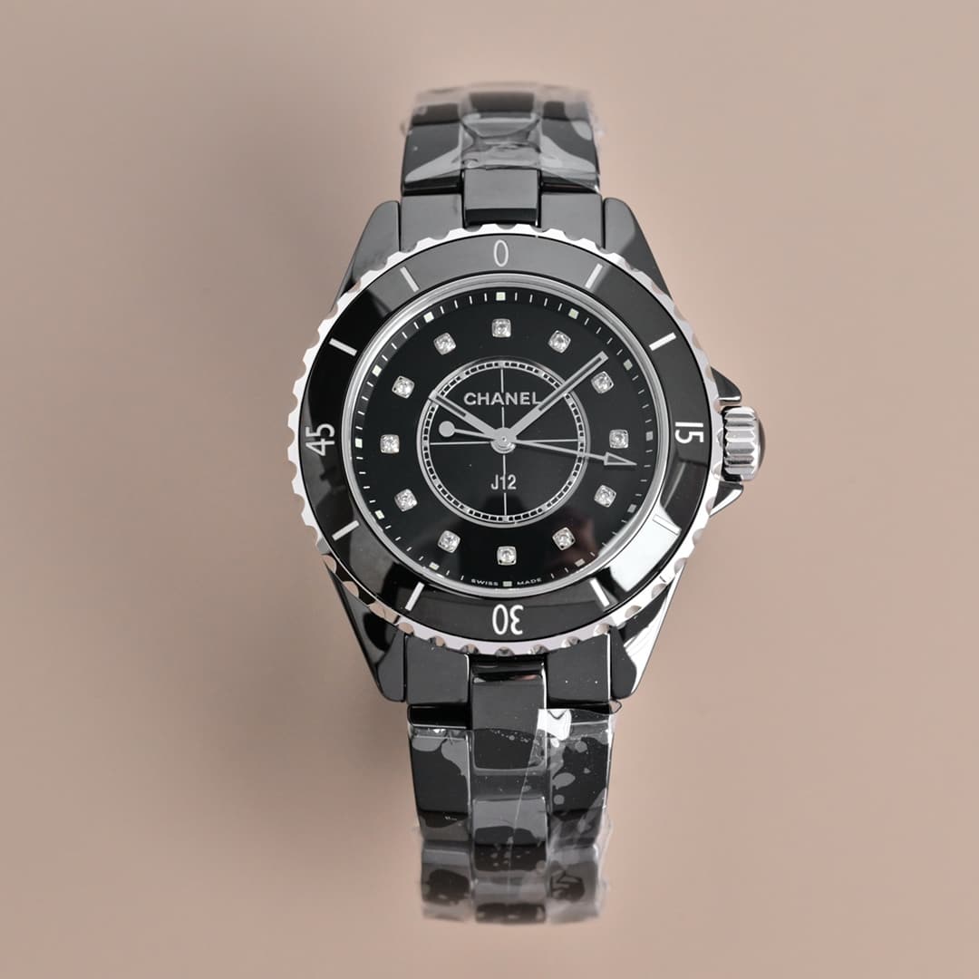 Chanel Chanel The "J12 Series"—a 33-cm timepiece that perfectly blends black and white, a timeless fashion icon that has long captivated the watch
