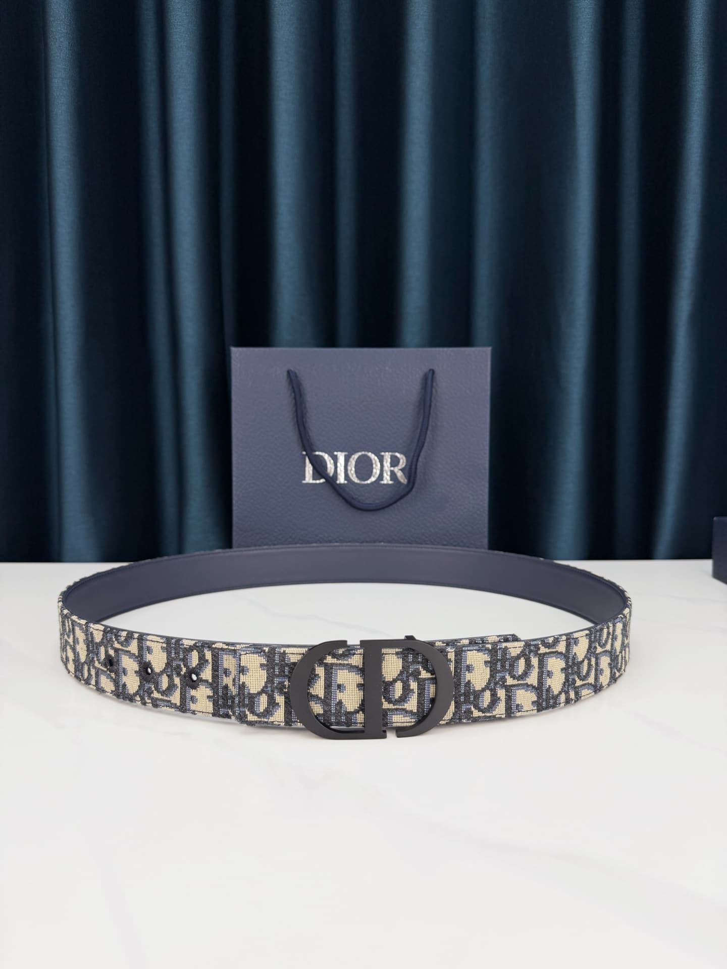 Dior Dior This 35-millimeter reversible belt combines elegance with a reversible design