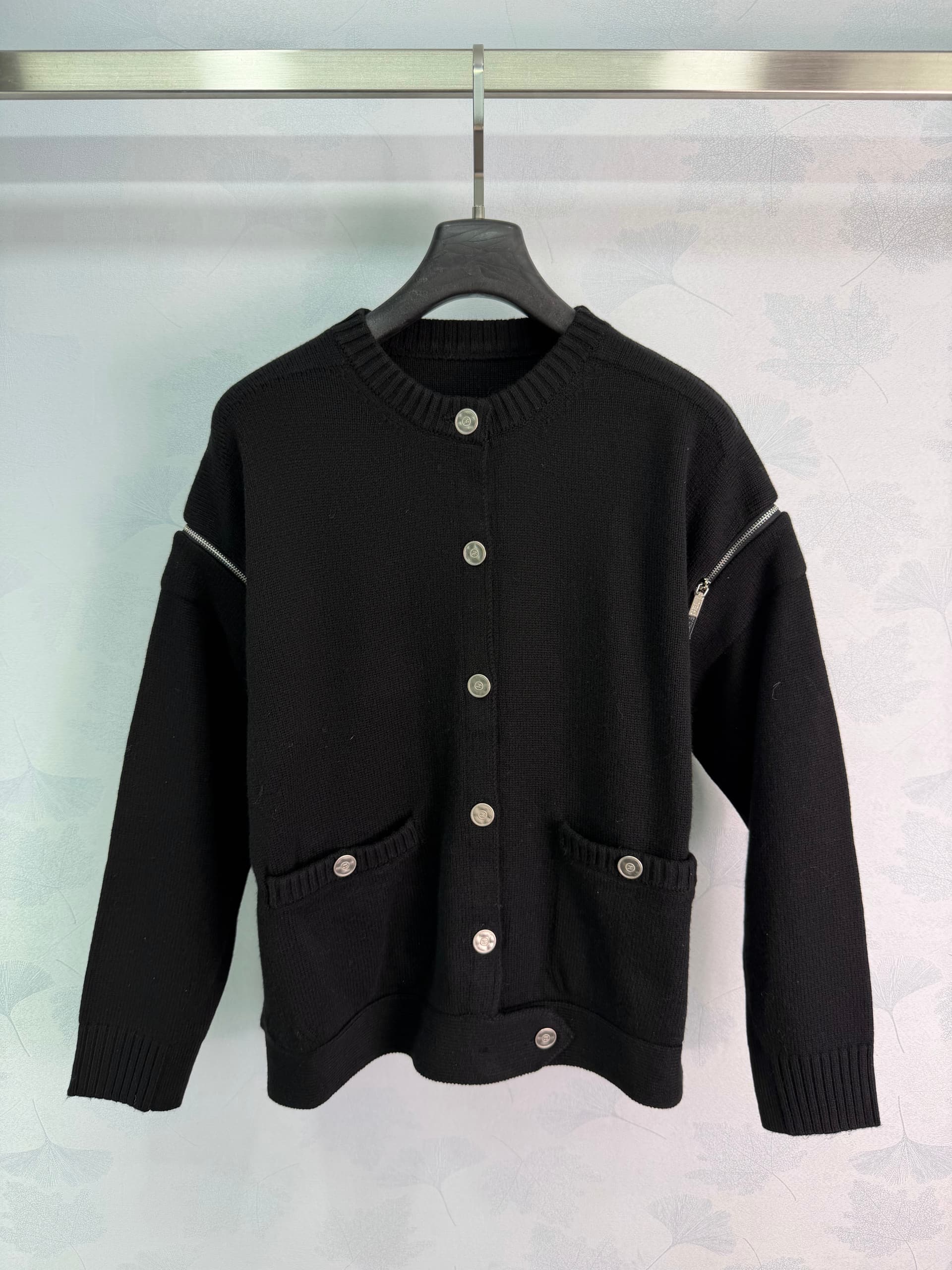 Unassigned 🆕Ch 26 Cool and Casual Black Knit Cardigan 🖤 Solid Color, Round Neck