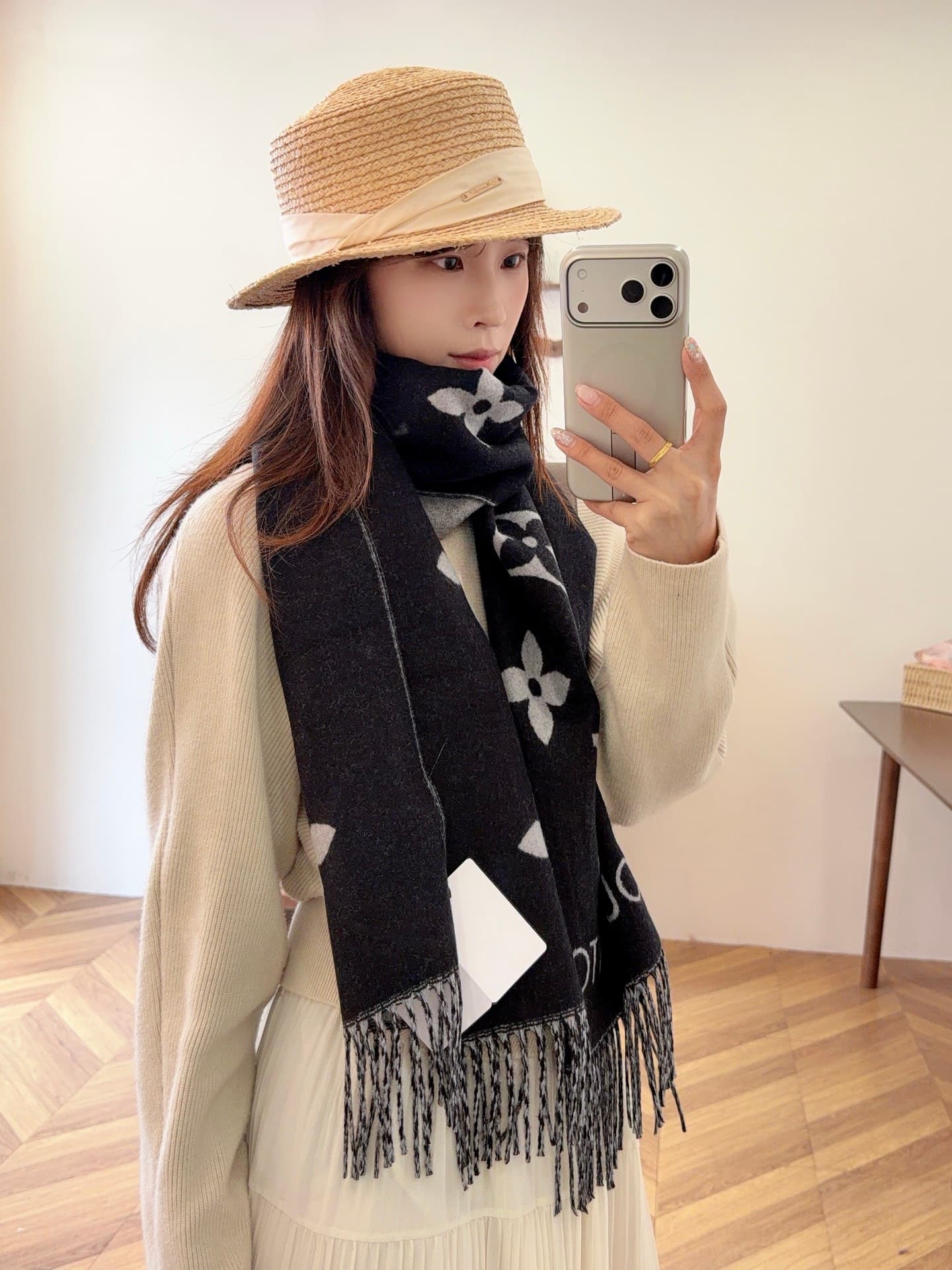 Unassigned B (High-Quality Wool Content) 2026 Fall/Winter Collection Scarves and Shawls—No Matter How You Look at Them