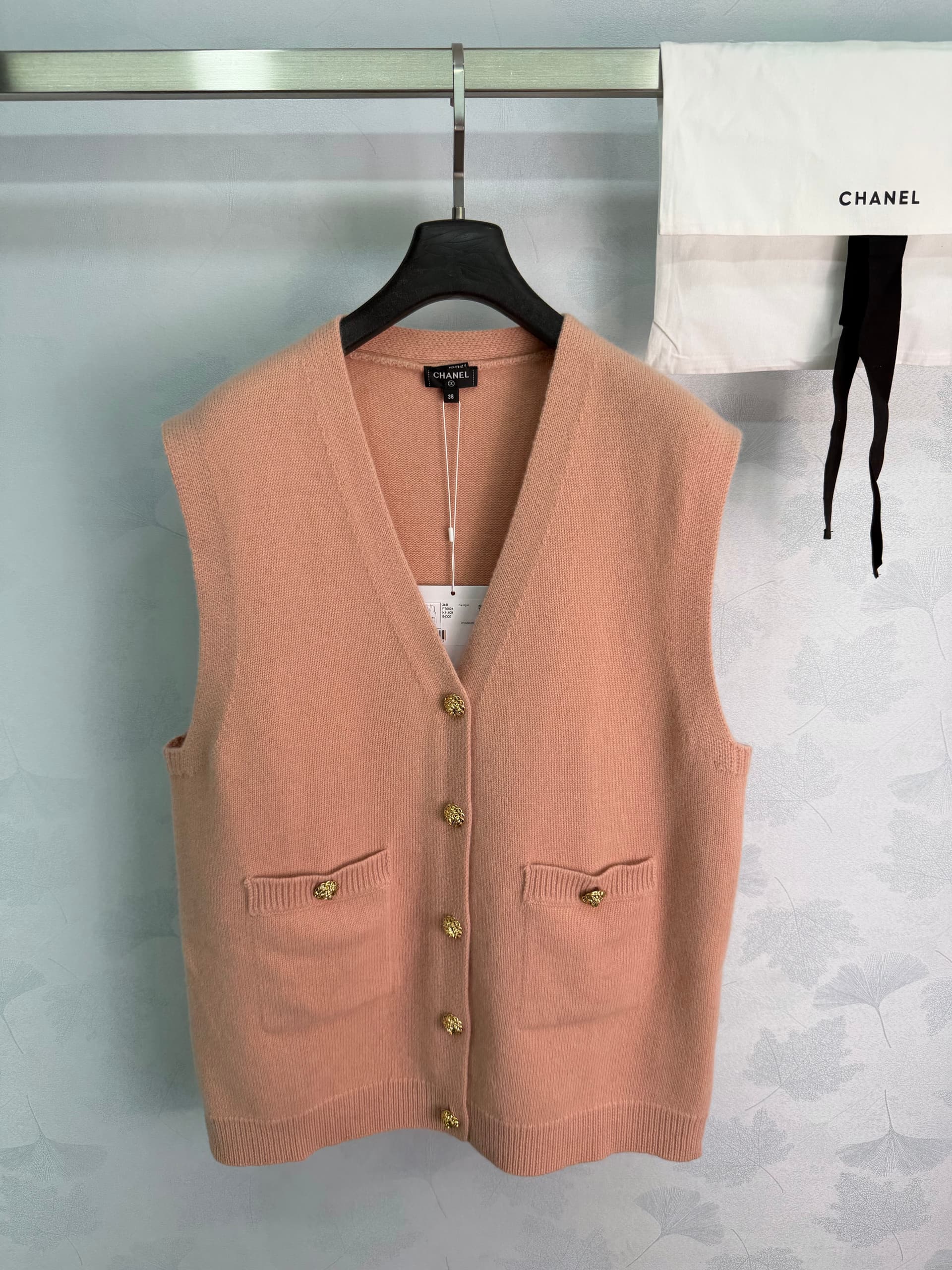 Unassigned 🆕Ch 26 V-Neck Knit Vest🤎Classic V-neck sleeveless vest style
