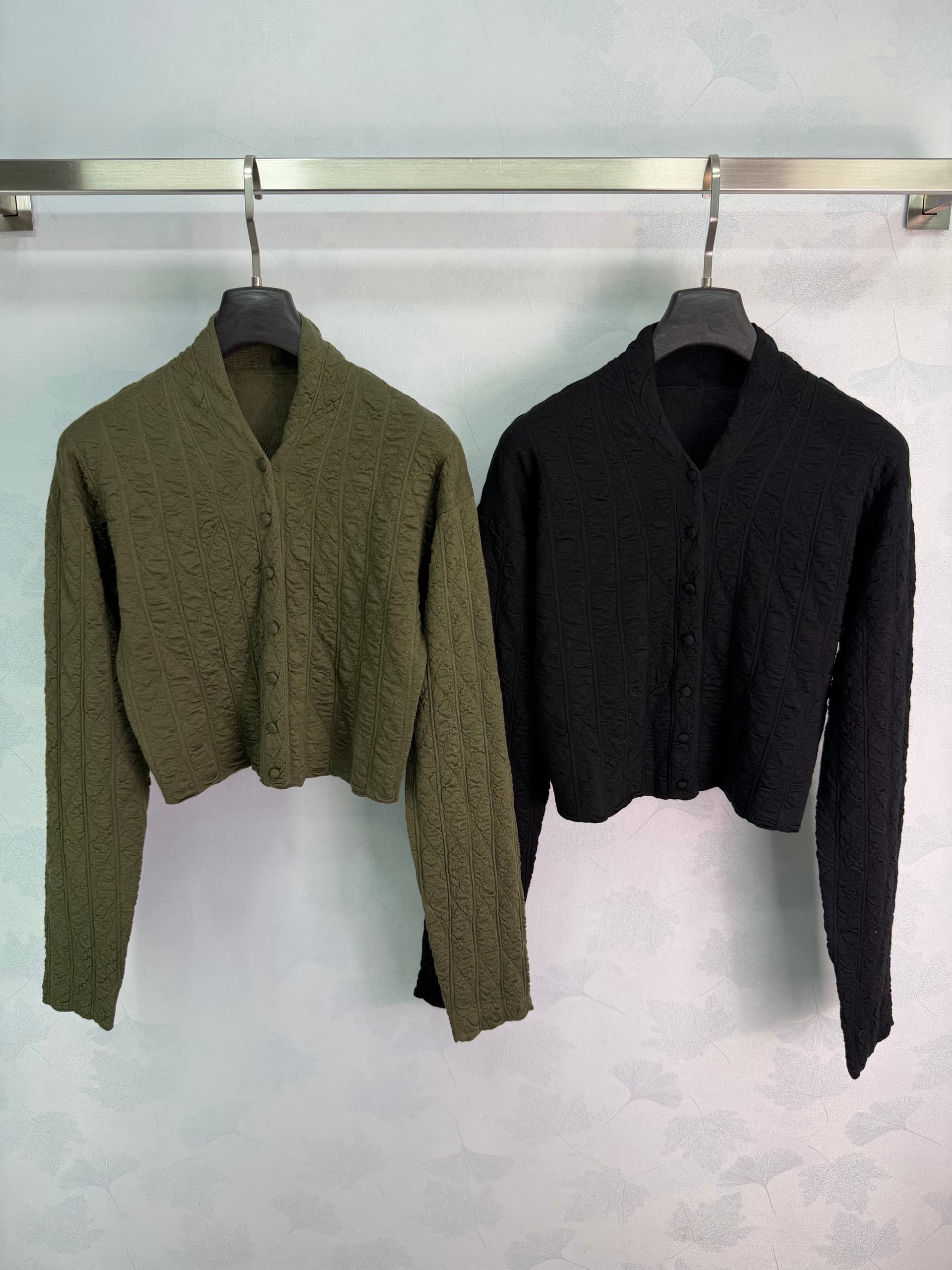 Unassigned 🆕 Niche Collection 26: Retro-Textured Short Cardigan with Stand-Up Collar 🖤💚 Small stand-up collar + subtle V-neck
