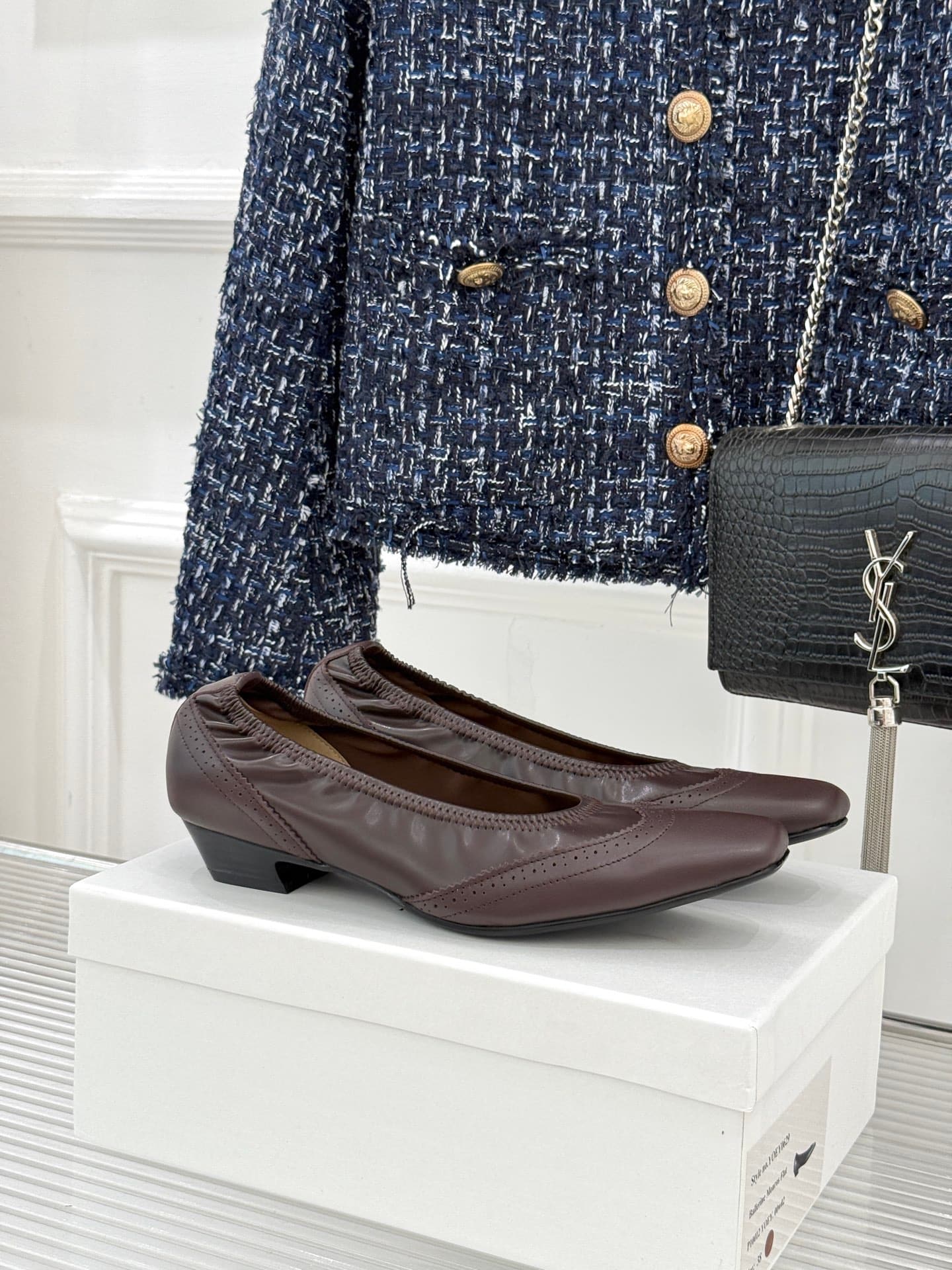 YOEYYOU YOEYYOU 26WF Two-Tone Square-Toe Chunky-Heel Pumps: A Contrasting Blend of Colors Meets Minimalism