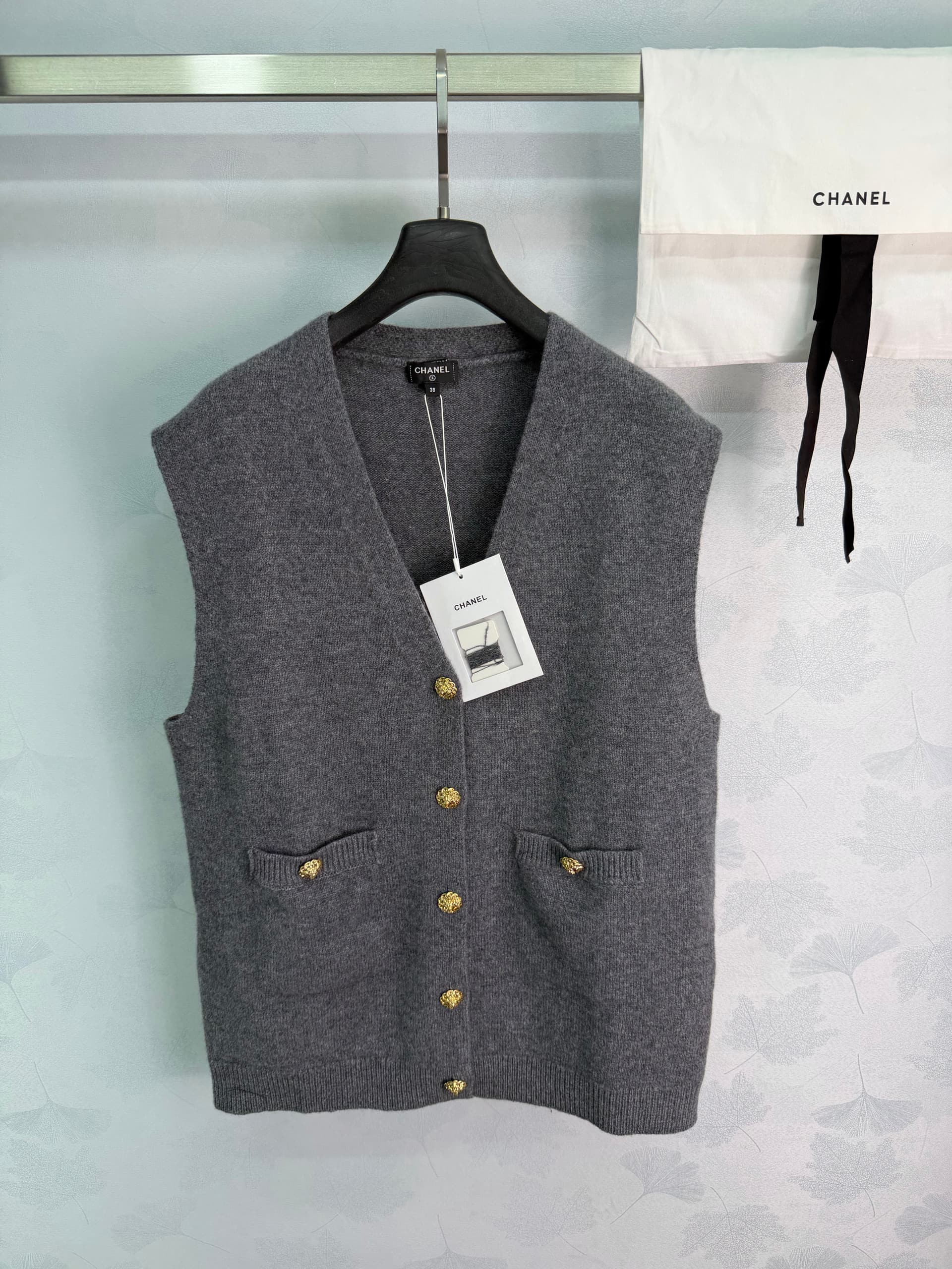 Unassigned 🆕Ch 26 V-Neck Knit Vest🤎Classic V-neck sleeveless vest style