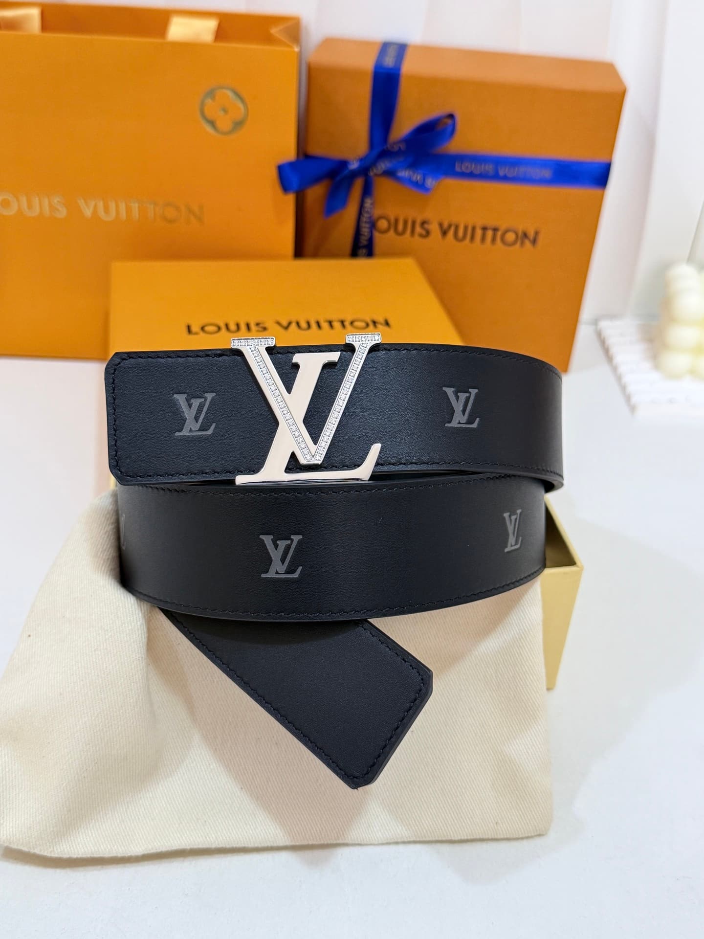 Louis Vuitton Louis Vuitton Diamond-studded buckle, full-embossed leather belt, 40mm standard width