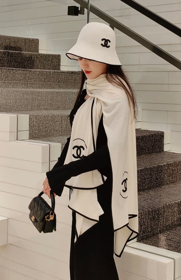 Chanel Chanel Batch: High-Quality, Ultra-Classic Scarf, Silk-Cashmere Shawl, White