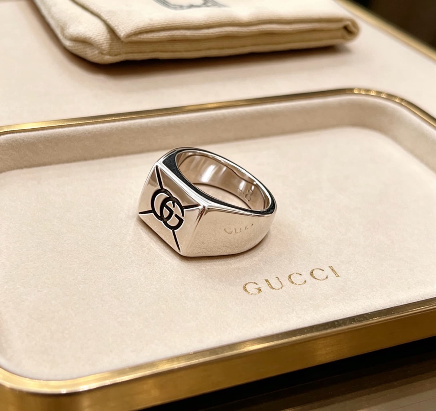 Gucci Gucci . The ring is the most stylish and high-end—the same style worn by celebrities, Ang