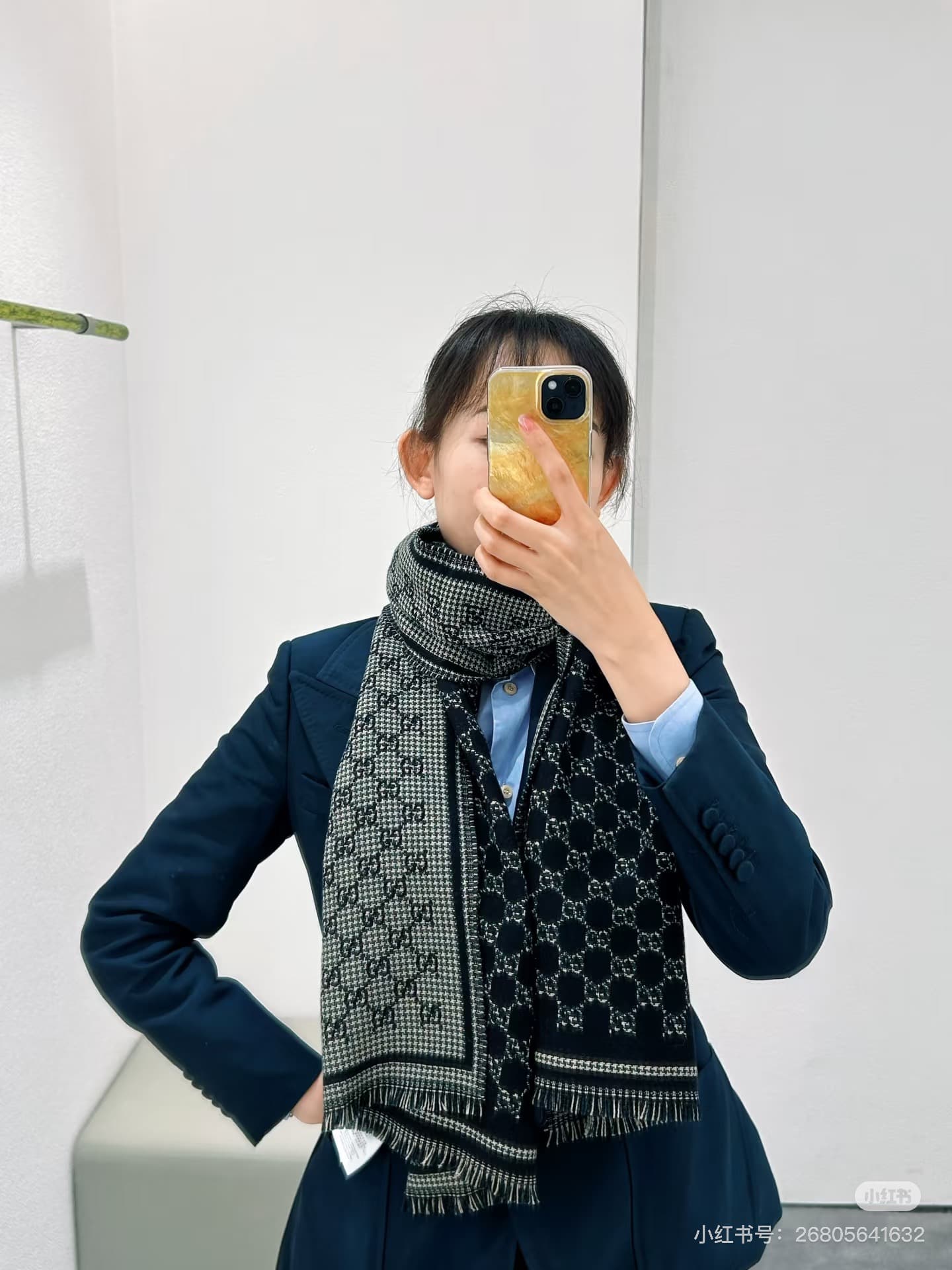 Gucci Gucci This is a classic GG wool scarf that has been released.