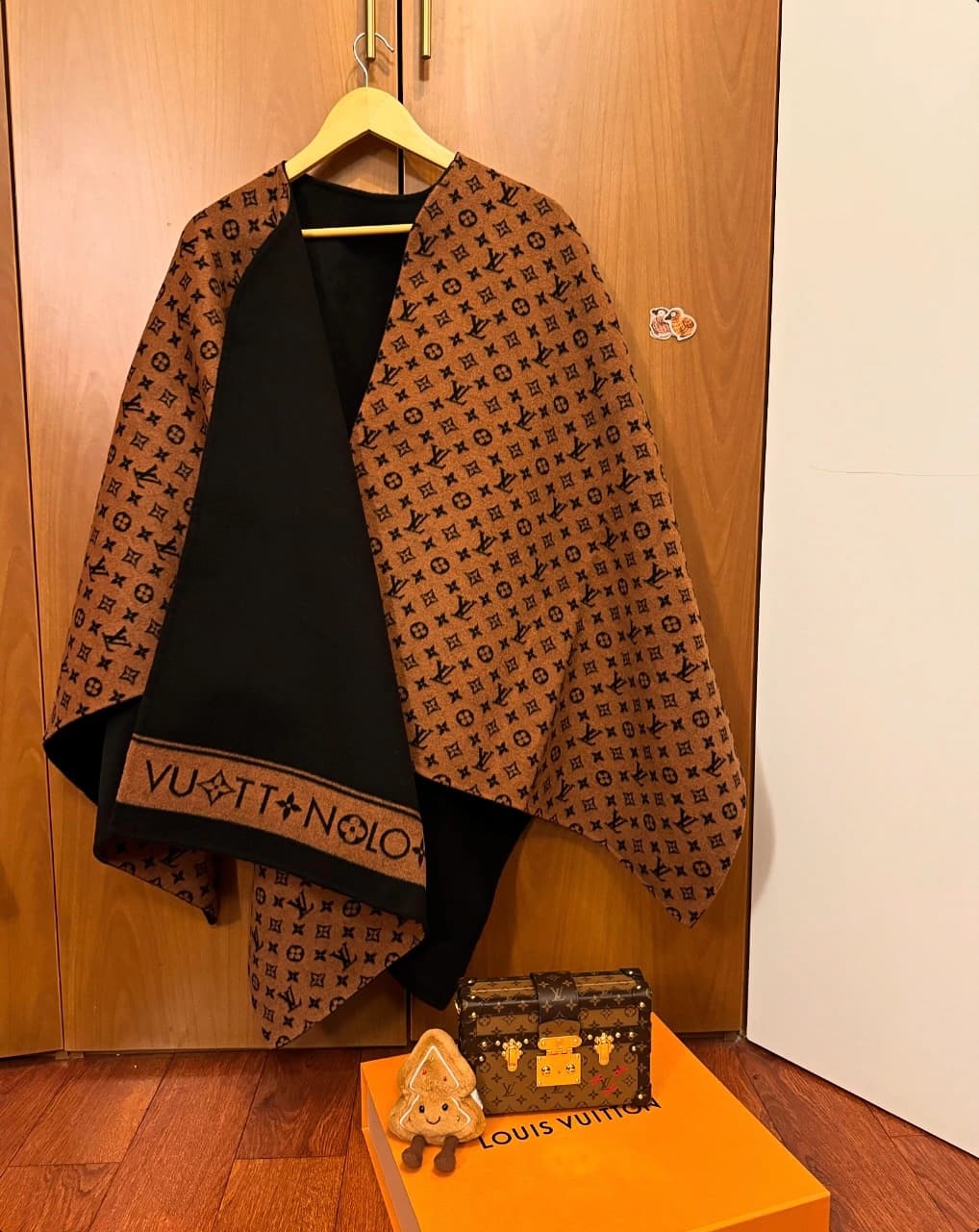 Unassigned Finally, it's here! 🤩 A cape from Donkey—the price is amazing!