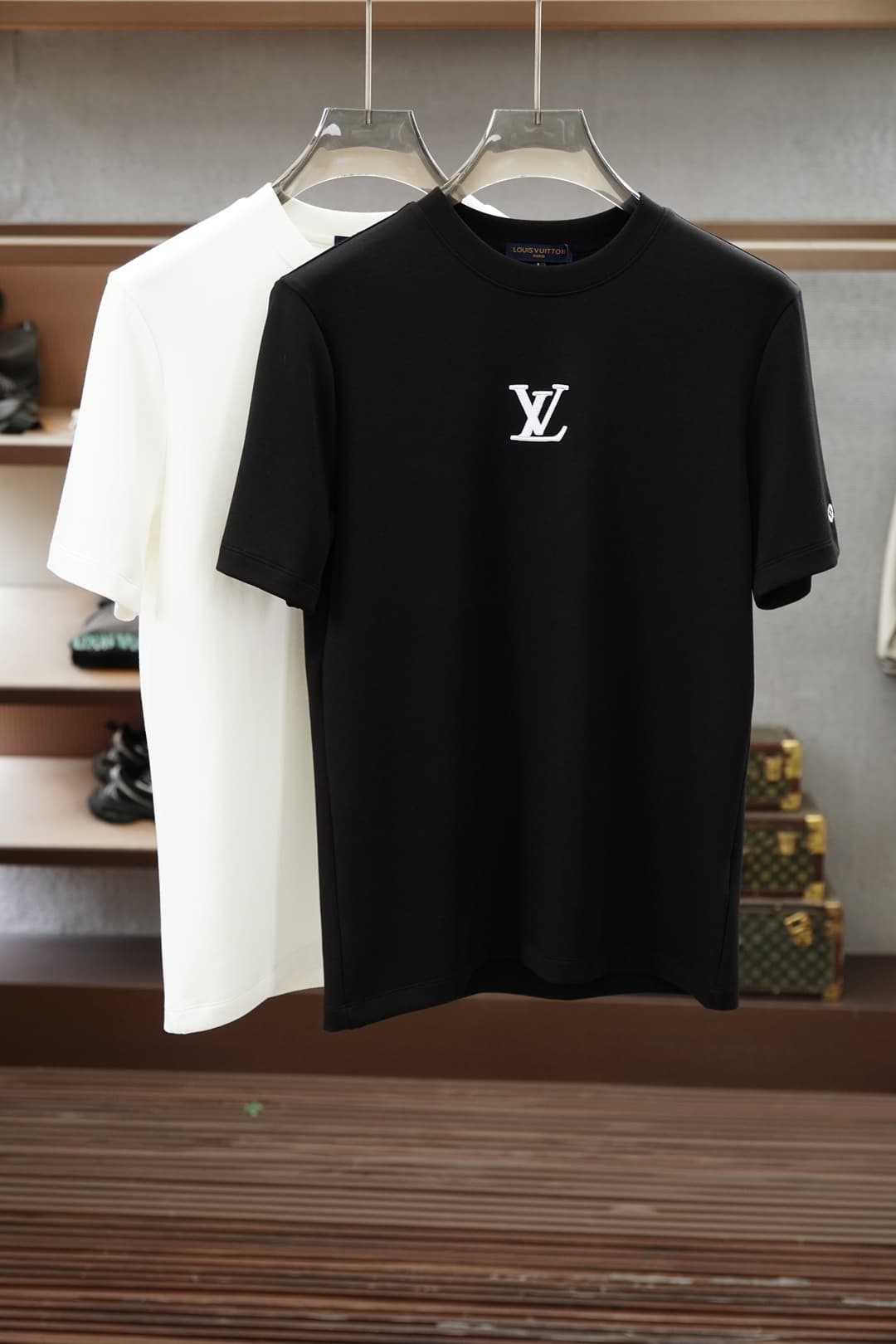 Louis Vuitton Louis Vuitton 2026 🌷🌷 Latest Fall/Winter Men's Cashmere Crew-Neck Short-Sleeve Sweatshirt with Embroidered Circle Logo