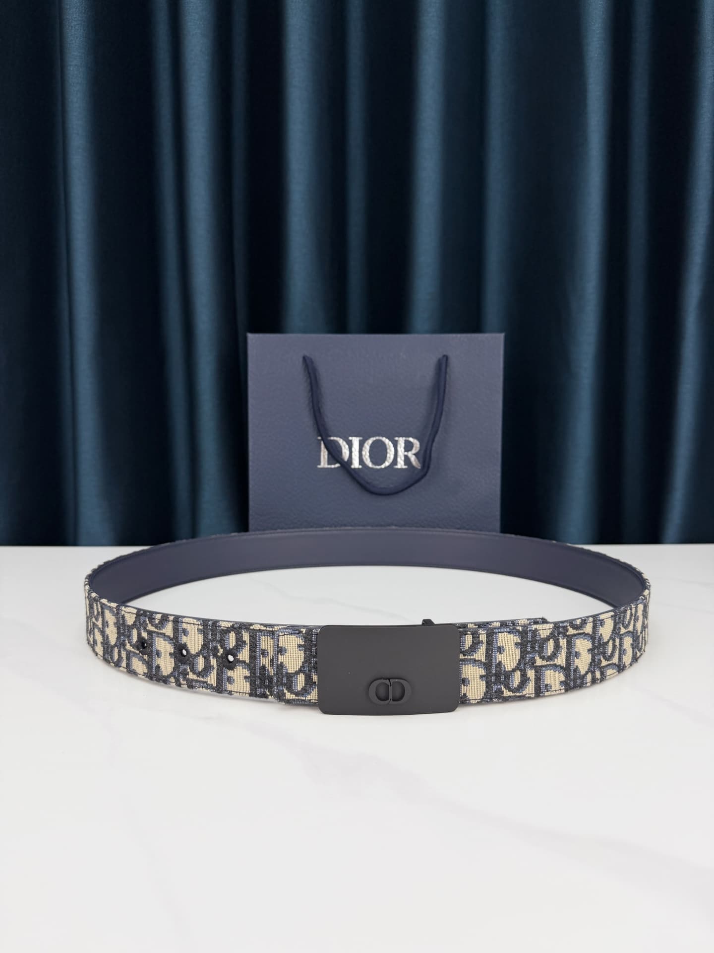 Dior Dior This 35-millimeter reversible belt combines elegance with a reversible design.
