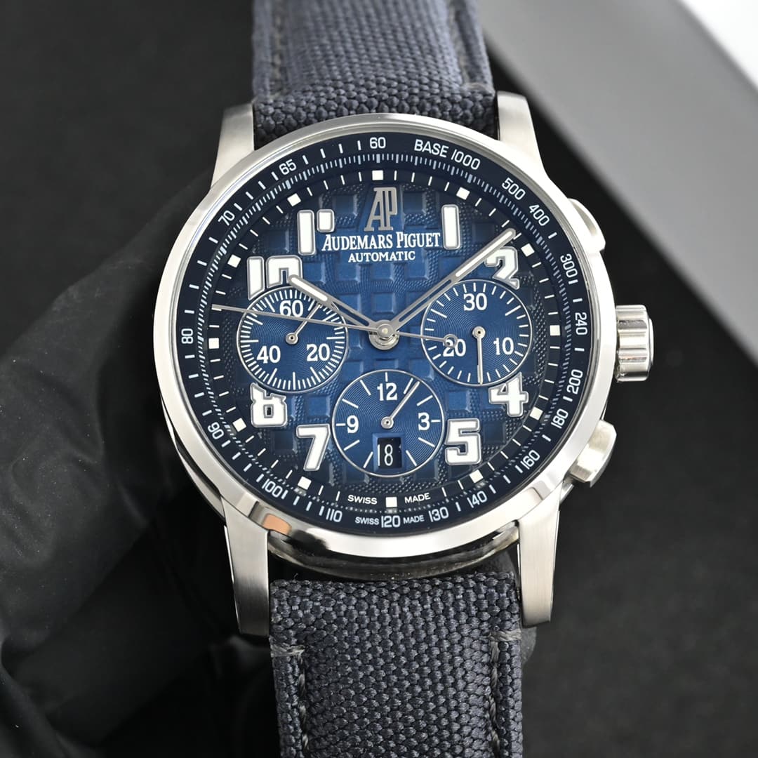 Audemars Piguet Audemars Piguet AP Royal Oak 26048 Offshore 41 Chronograph Mechanical Watch 1. Case and bezel are original