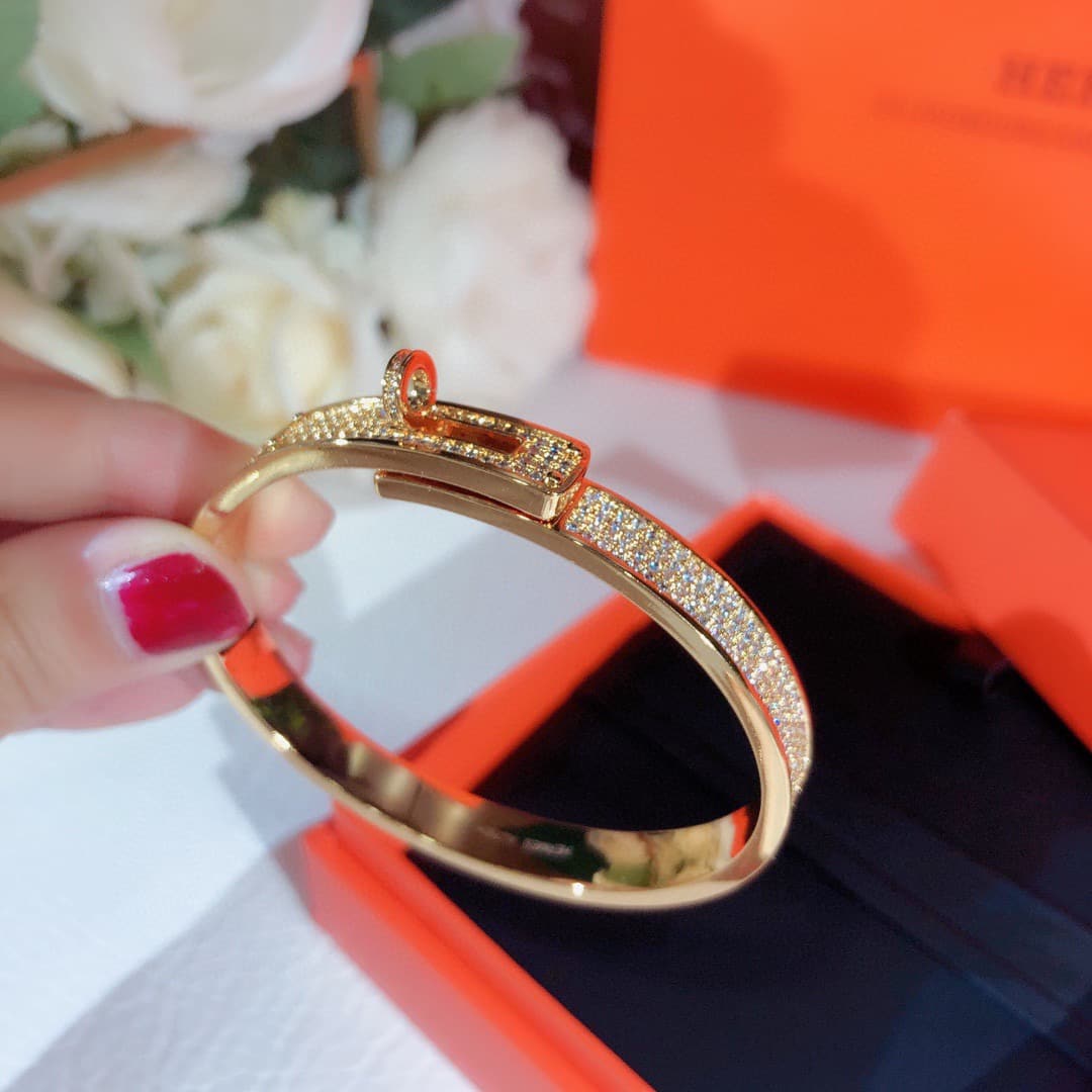 Hermès Hermès Seiko Model 925090: A Fashion-Forward, Top-Tier Designer Brand Full-Diamond Bracelet