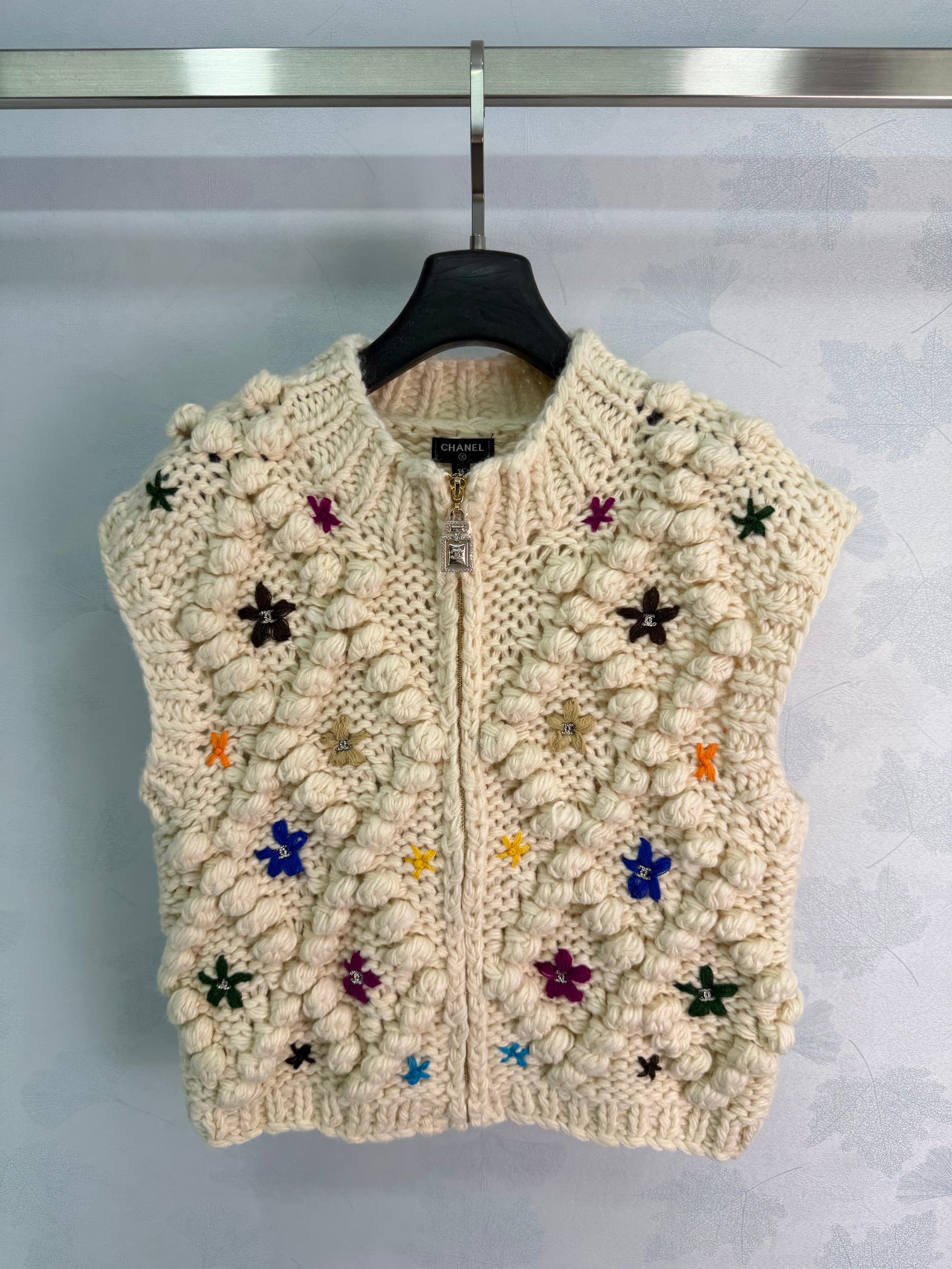 Unassigned 🆕Ch 26: A Whimsical, Handcrafted-Style Knitted Vest 🤍 Off-White, Chunky Knitting