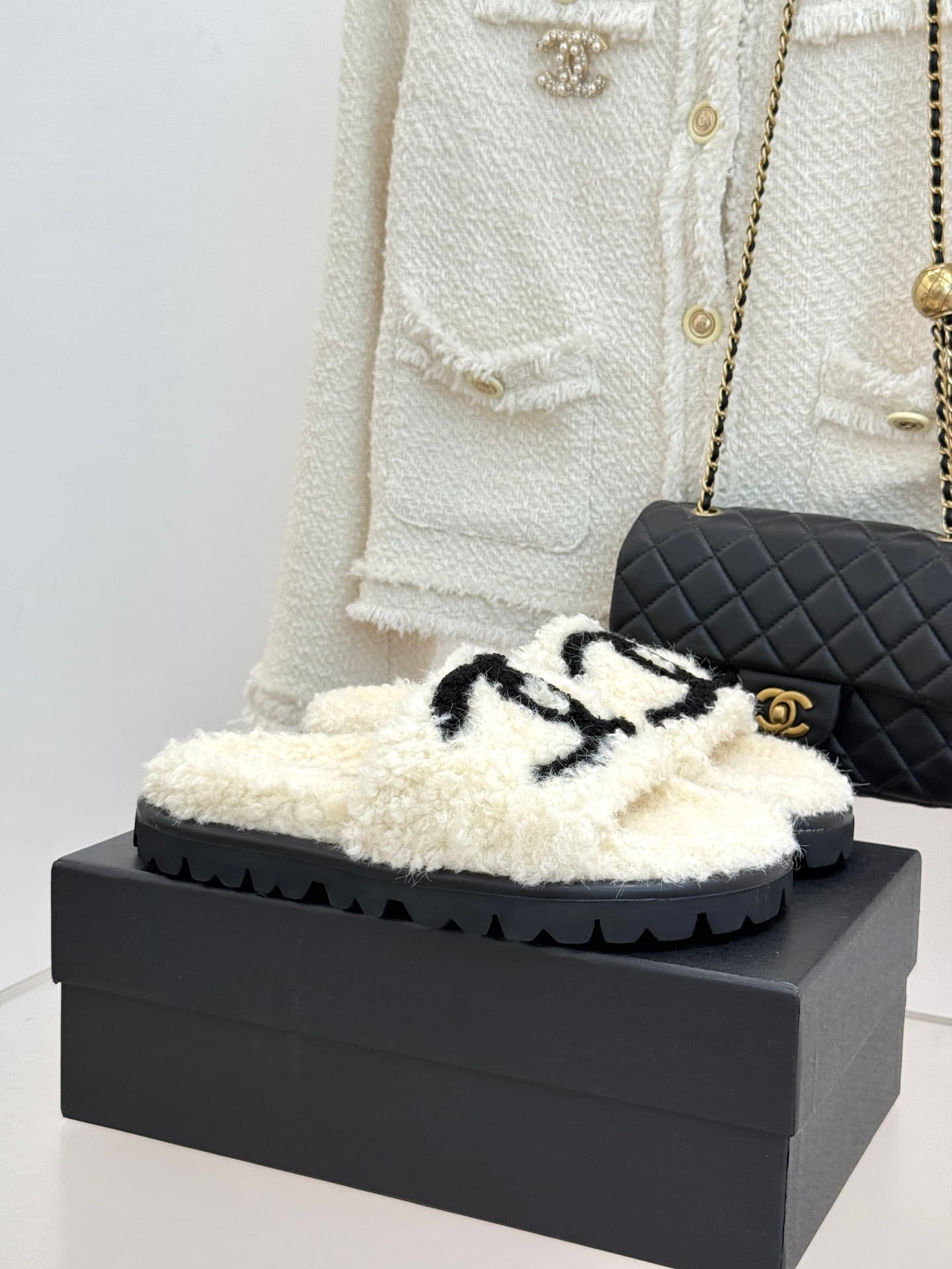 Chanel Chanel CHANE Classic Double C Fur Slippers—The Double C is the essence of the classic design, and the thick sole subtly elongates the legs.