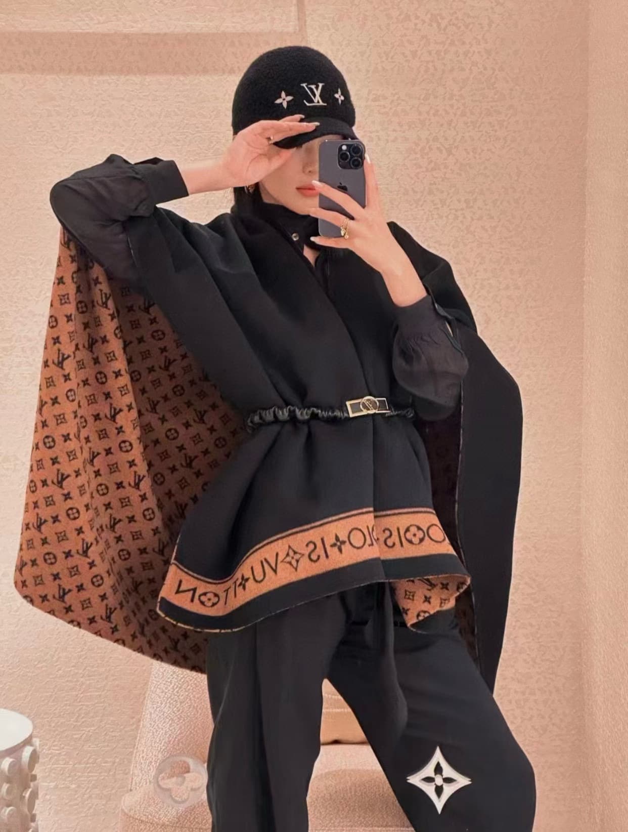Louis Vuitton Louis Vuitton On-Body Look🆕 Double-Sided Wool-Cashmere Blend Knit Cape—Soft and Comfortable to the Touch