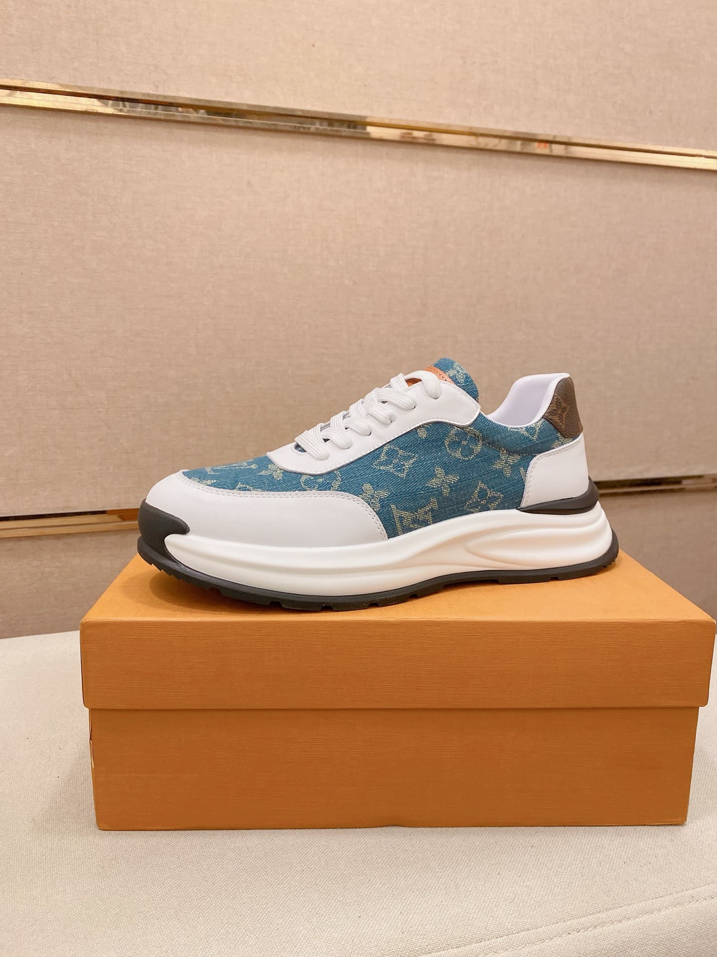 Louis Vuitton Louis Vuitton ( L Casual Loafers, with an upper made of imported cowhide