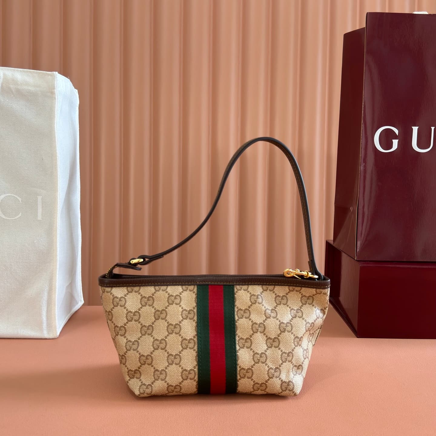 Gucci Gucci 💞The "Generation" series delves deeply into the brand's heritage