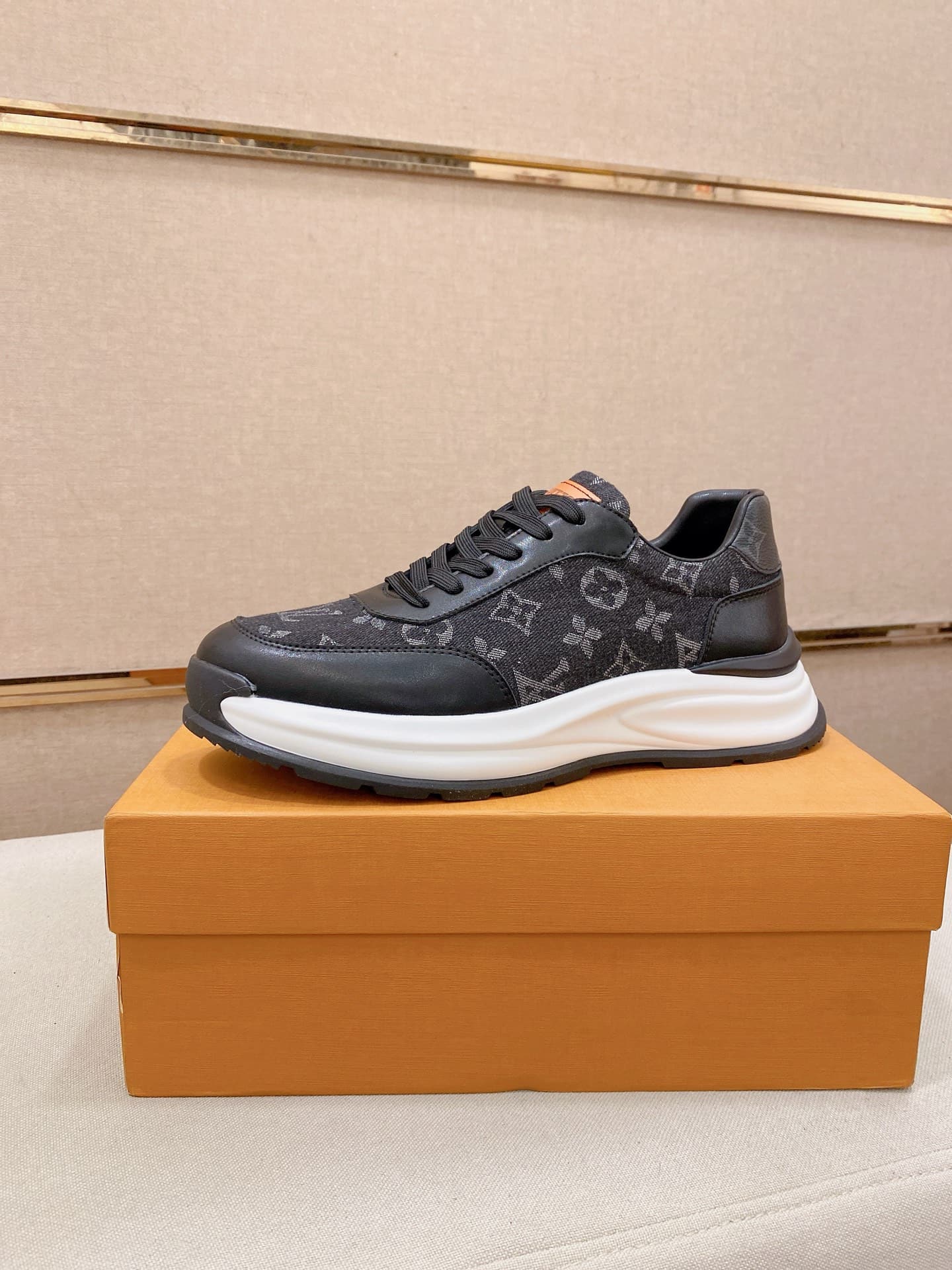 Louis Vuitton Louis Vuitton ( L Casual Loafers, with an upper made of imported cowhide