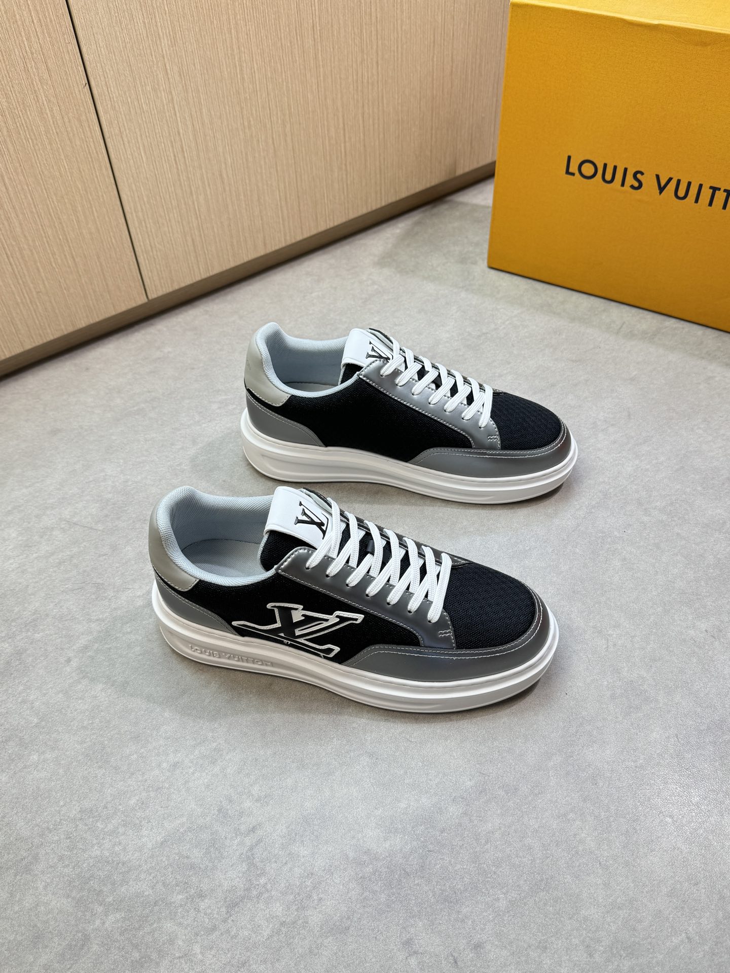 Louis Vuitton Louis Vuitton 4002 休闲运动鞋